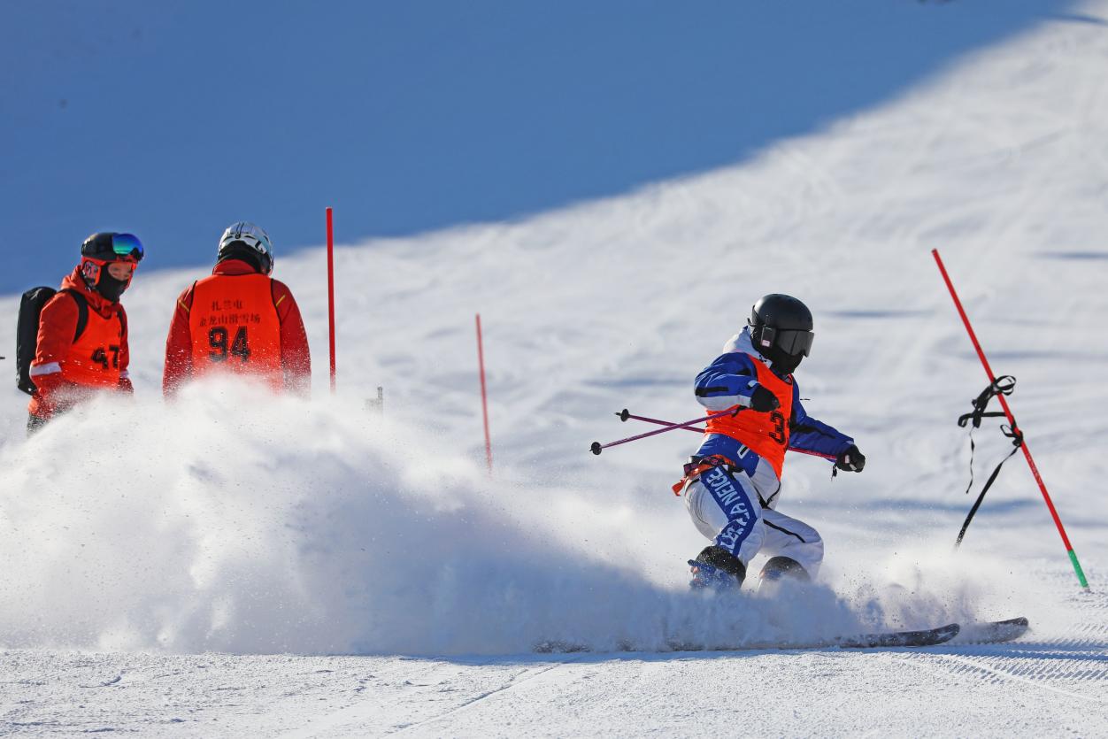 内蒙古扎兰屯：乐享职工滑雪赛