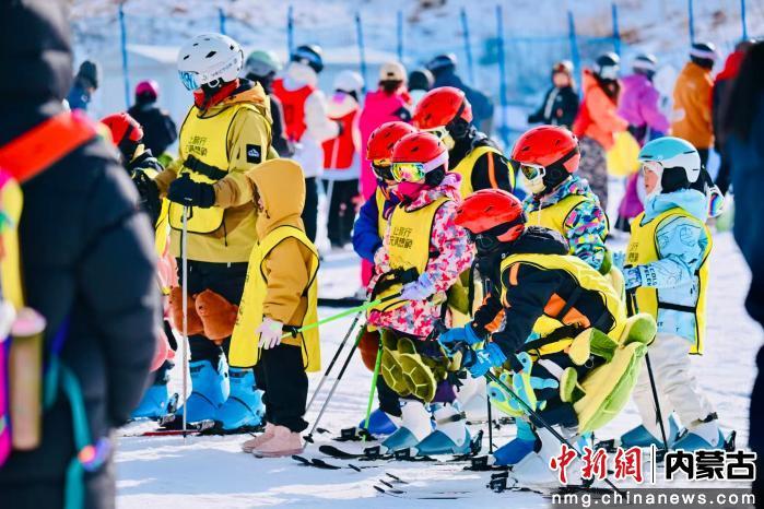 “热雪”沸腾 打卡“玉龙之乡”的冰雪盛宴