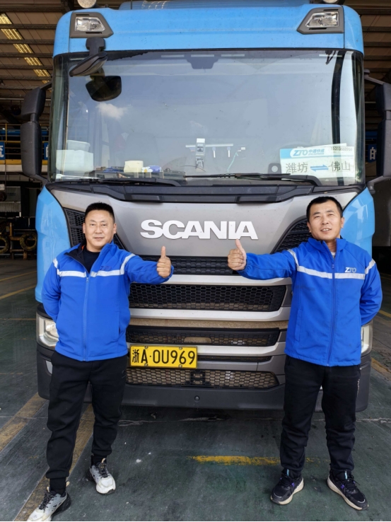 高速路上的“逆行者”：山东中通快递四名驾驶员勇扑车辆大火