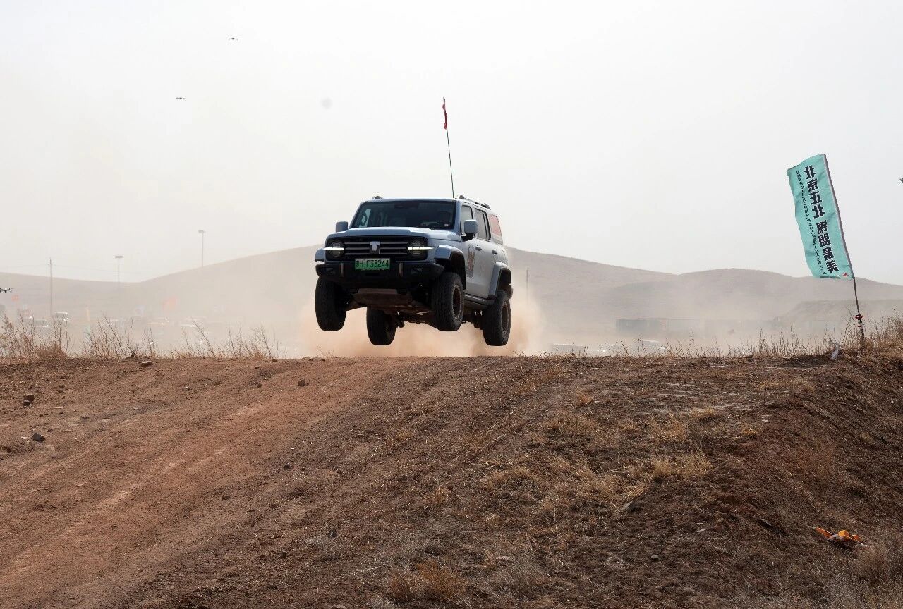 穿越浑善达克“二月二龙抬头”汽车拉力赛举办