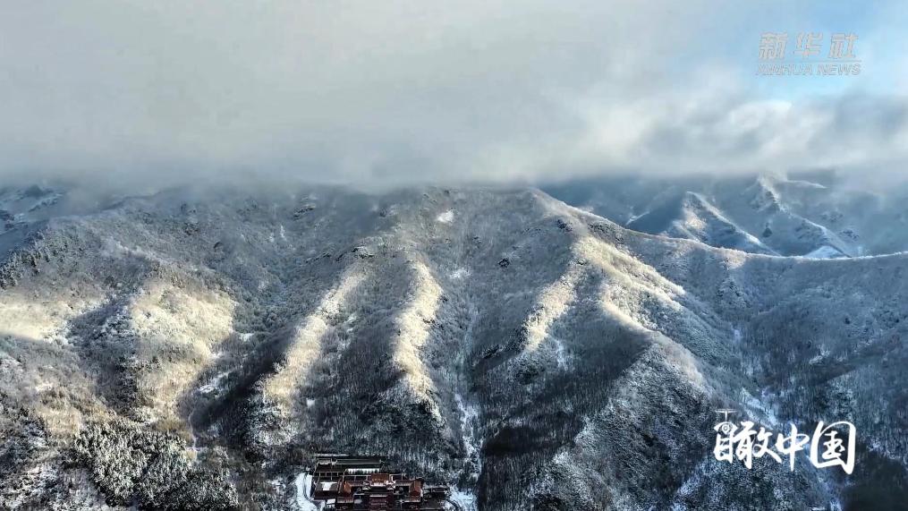 内蒙古：春雪映晨雾