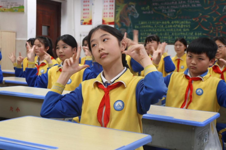 江西奉新：国安进校园 童心共守护