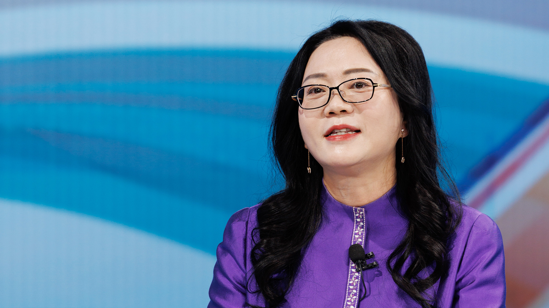 通过实施积极的宏观政策，为企业注入了“稳定剂”