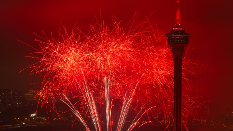 Espectáculo de drones y fuegos artificiales se celebra para festejar la Fiesta de la Primavera en Macao