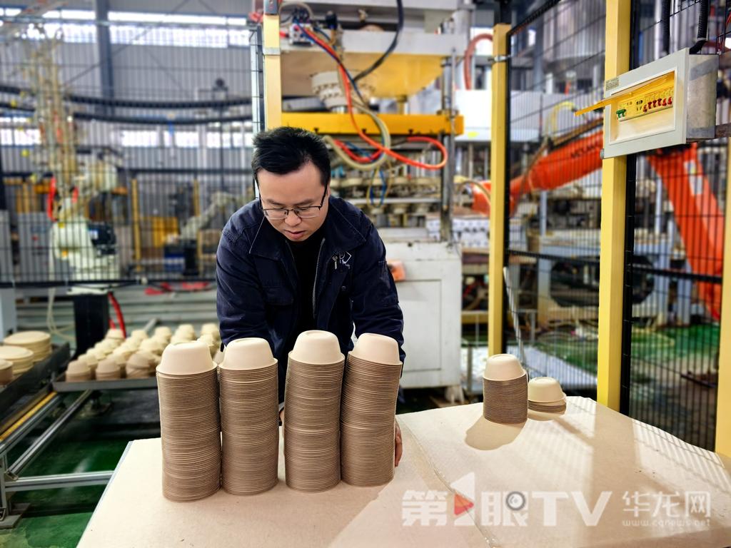 瑞竹公司内，工作人员正在整理竹纤维产品。第1眼TV-华龙网 首席记者 陈雨 摄