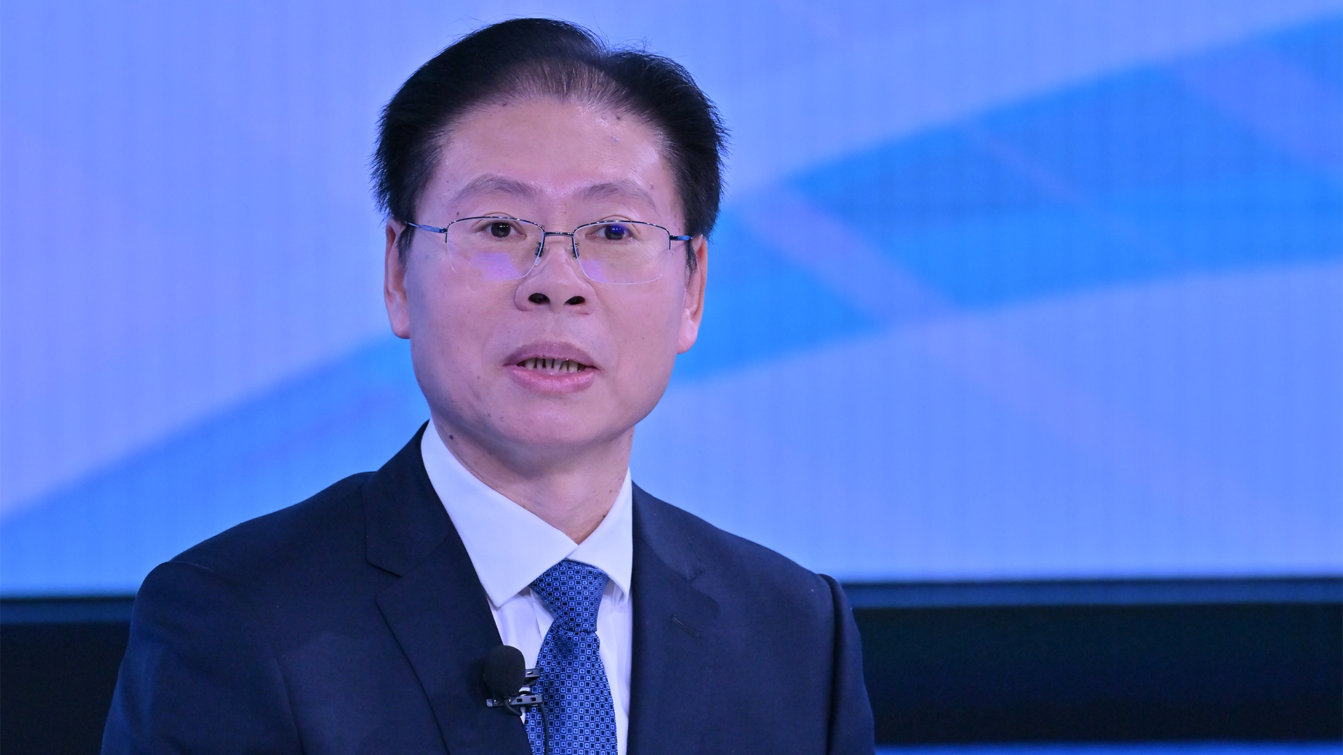 大国经济必须把发展的战略基点放在扩大内需上