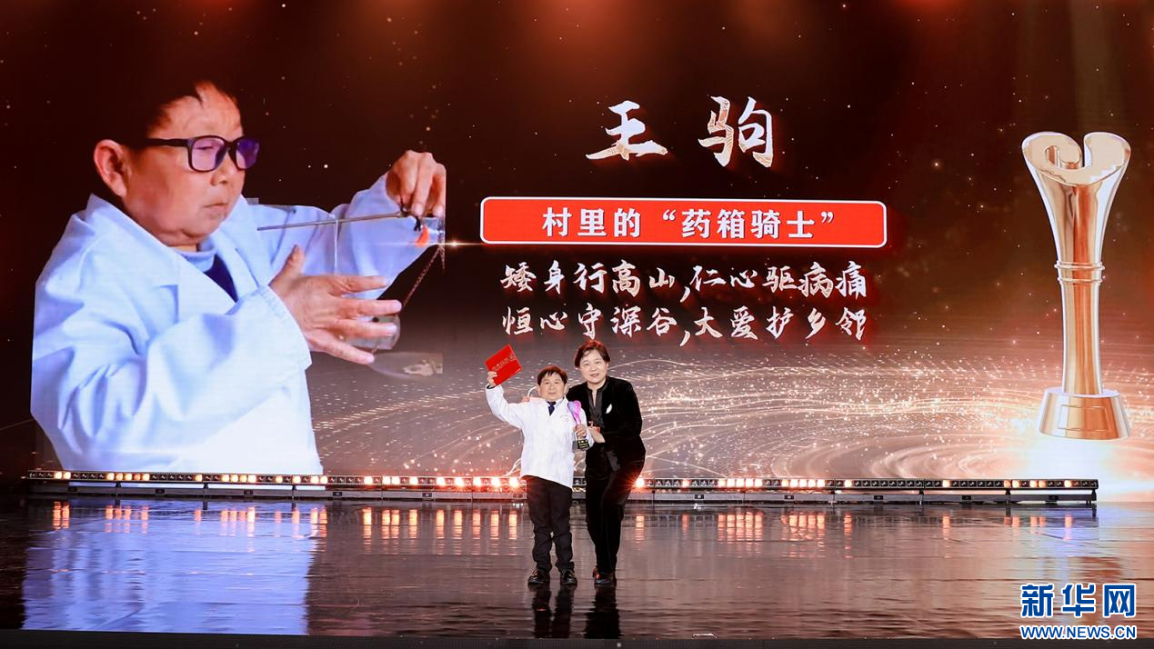 缪瑞兰为村里的“药箱骑士”王驹颁奖（图）