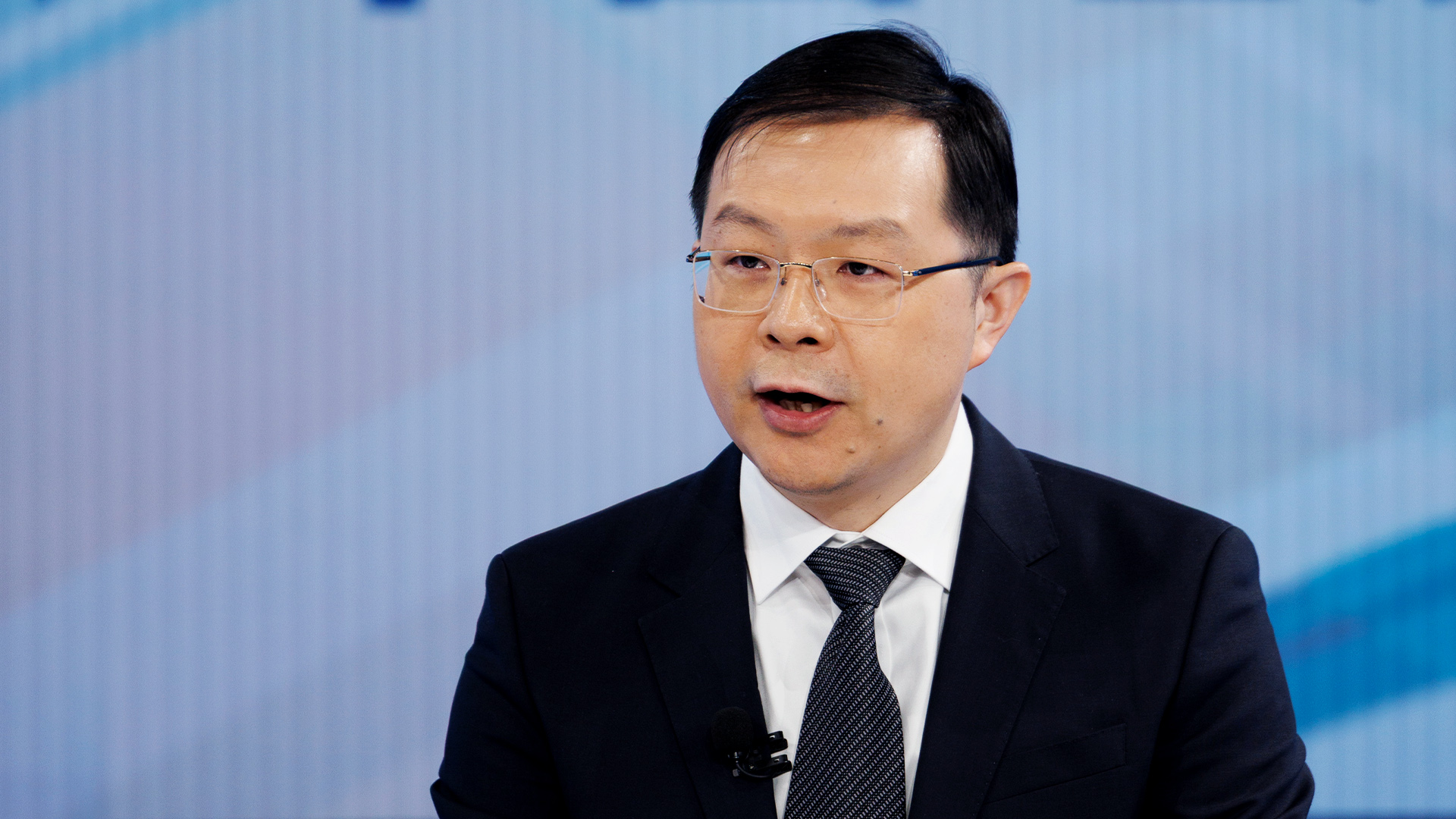 坚持“双碳”引领，推动全面绿色转型