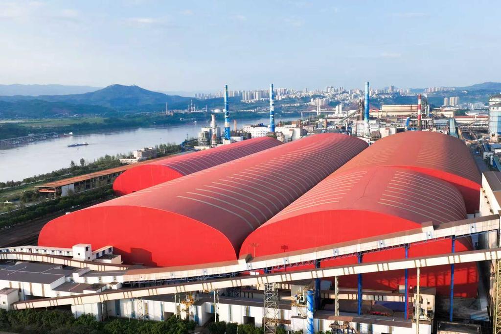 超低排放改造中，重庆钢铁建设的大棚封闭。受访者供图